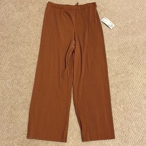 Uniqlo pleated pants size medium NWT